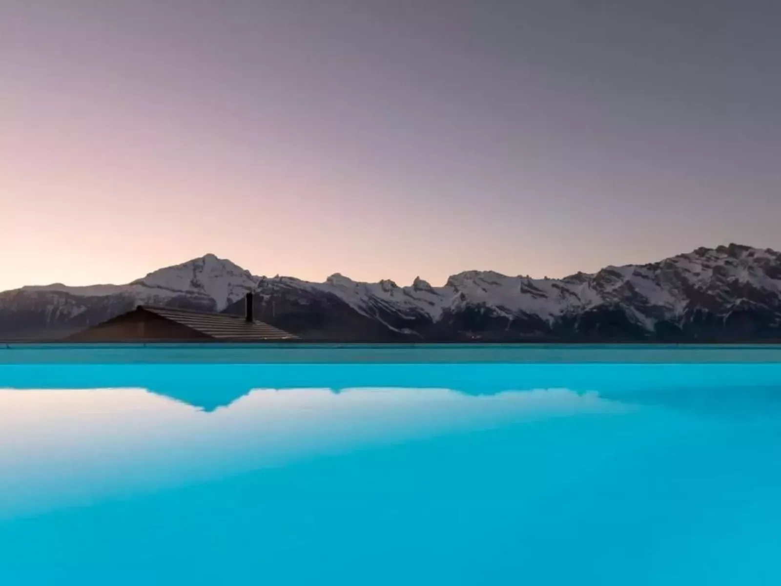 Chalet V mit Lift und Pool in Switzerland