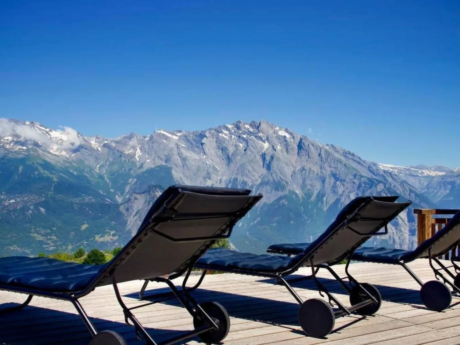 Chalet V mit Lift und Pool in Switzerland