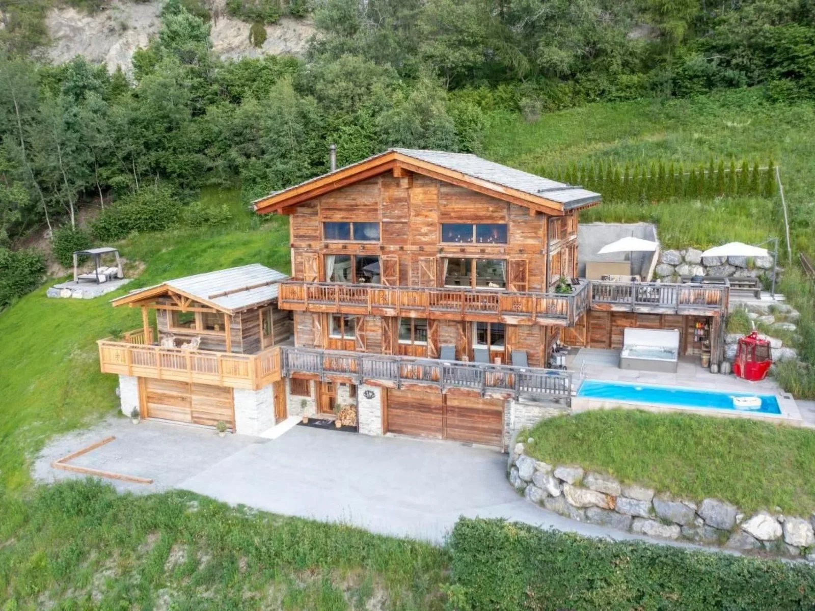 Chalet V mit Lift und Pool in Switzerland