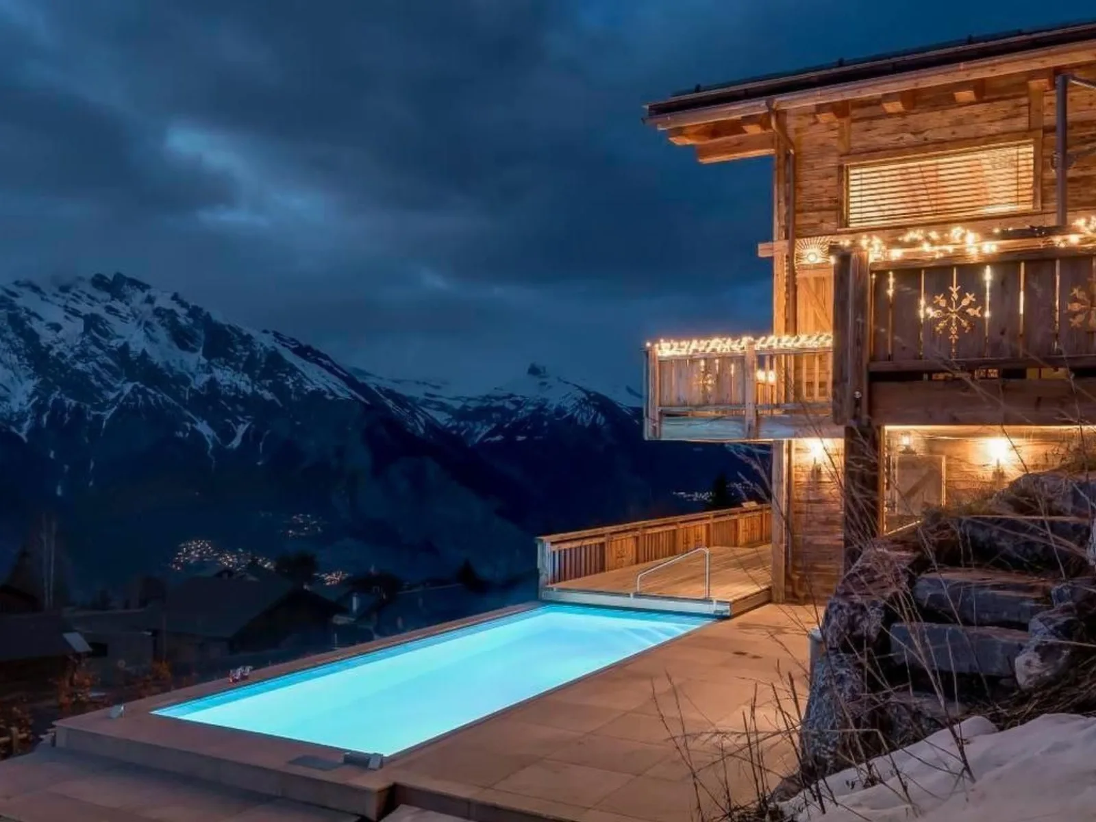 Chalet V mit Lift und Pool in Switzerland