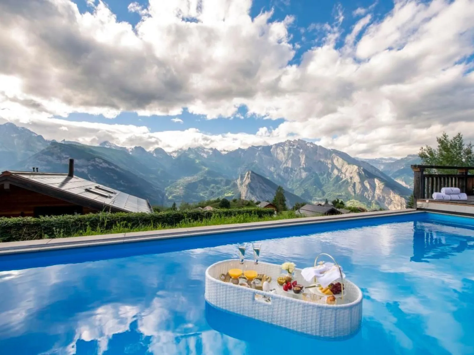 Chalet V mit Lift und Pool in Switzerland