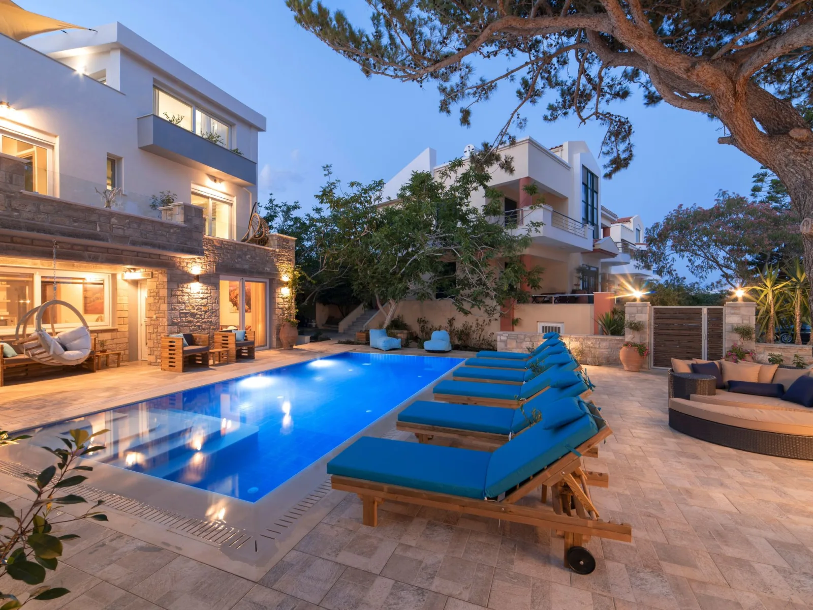 Luxuriöser Villenkomplex mit 14-16 Schlafzimmern in Strandnähe in Greece