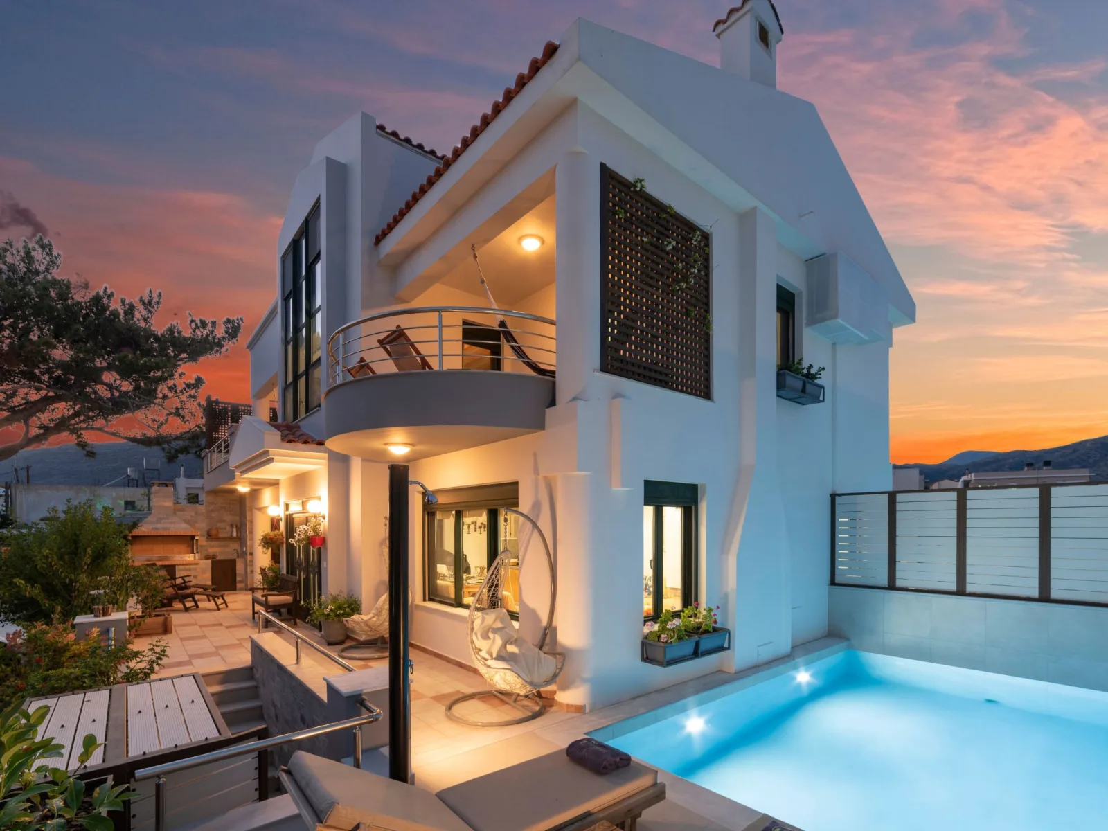 Luxuriöser Villenkomplex mit 14-16 Schlafzimmern in Strandnähe in Greece